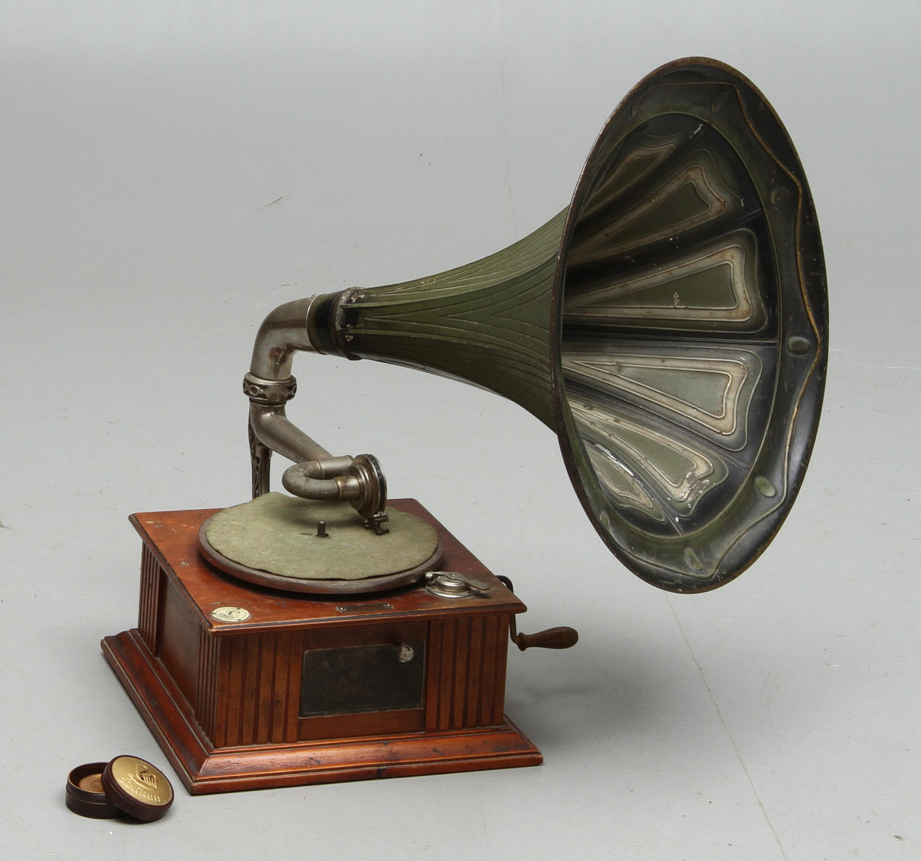 TRATTGRAMMOFON, med vev, 1900-tal.