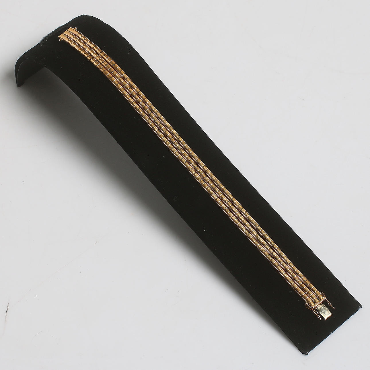 ARMBAND, 18k guld, 1960-tal. Vikt 39 gram.