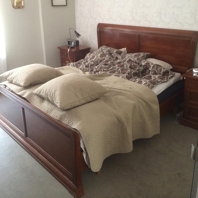 DUBBELSÄNG med SÄNGBORD ett par, körsbärsfanér, Santarossa, Borghi, Italien.