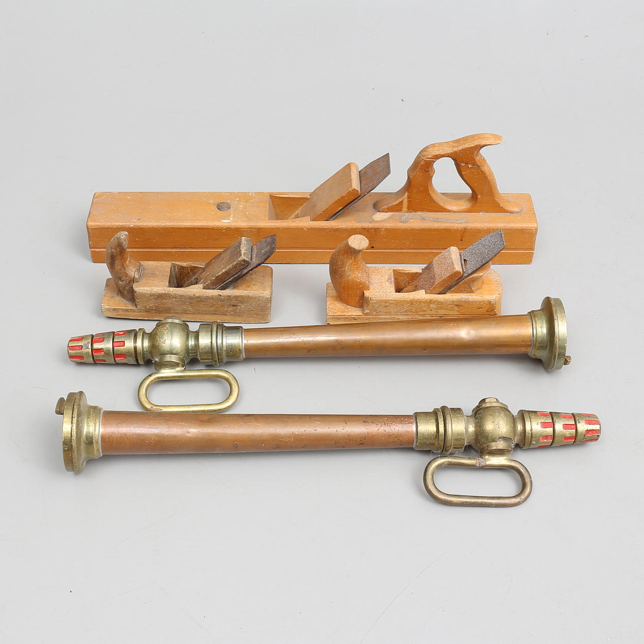 BRANDSLANGSMUNSTYCKEN (2) samt TRÄHYVLAR (3), 1900-tal.