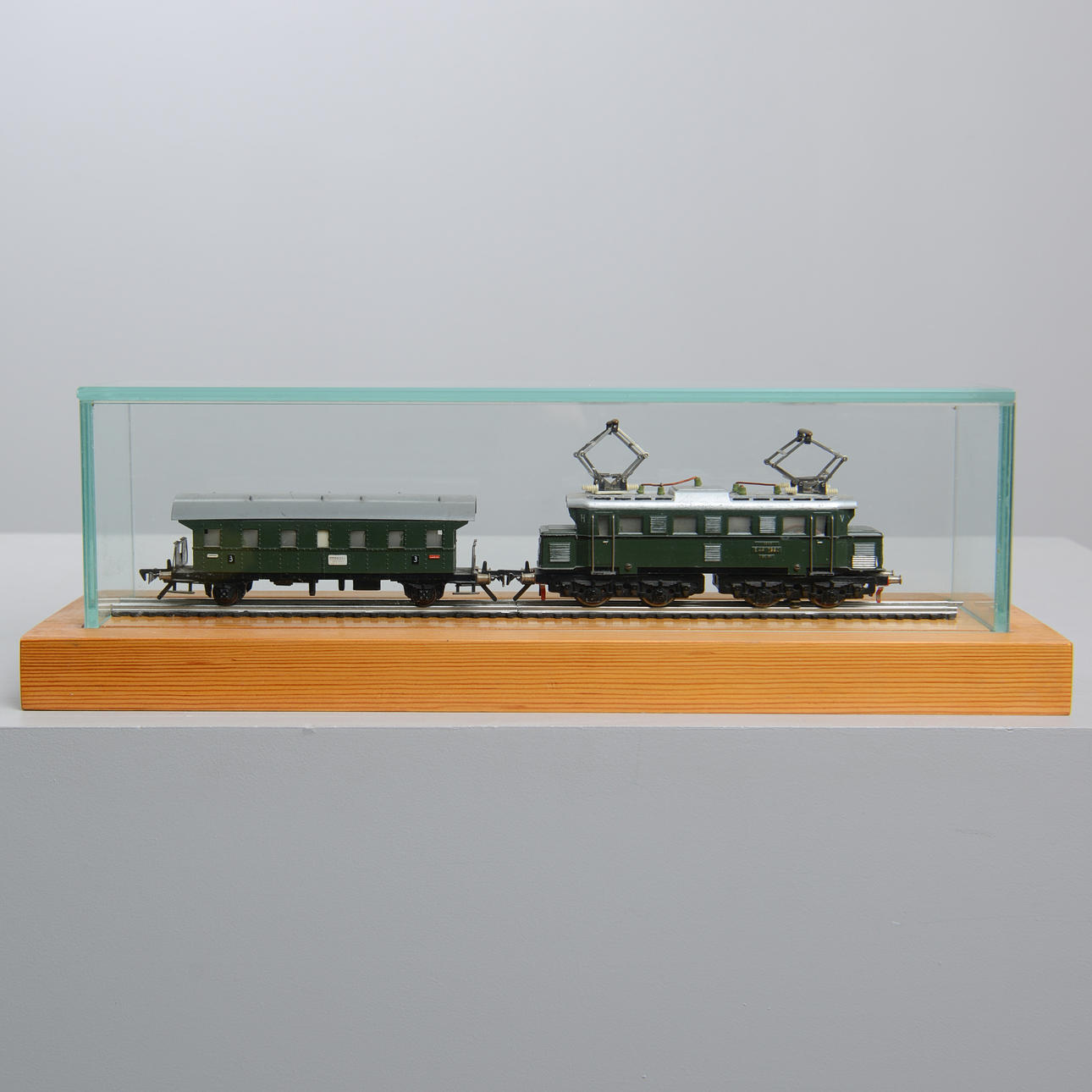 MODEL TRAIN, in display case, unknown manufacturer, scale H0.