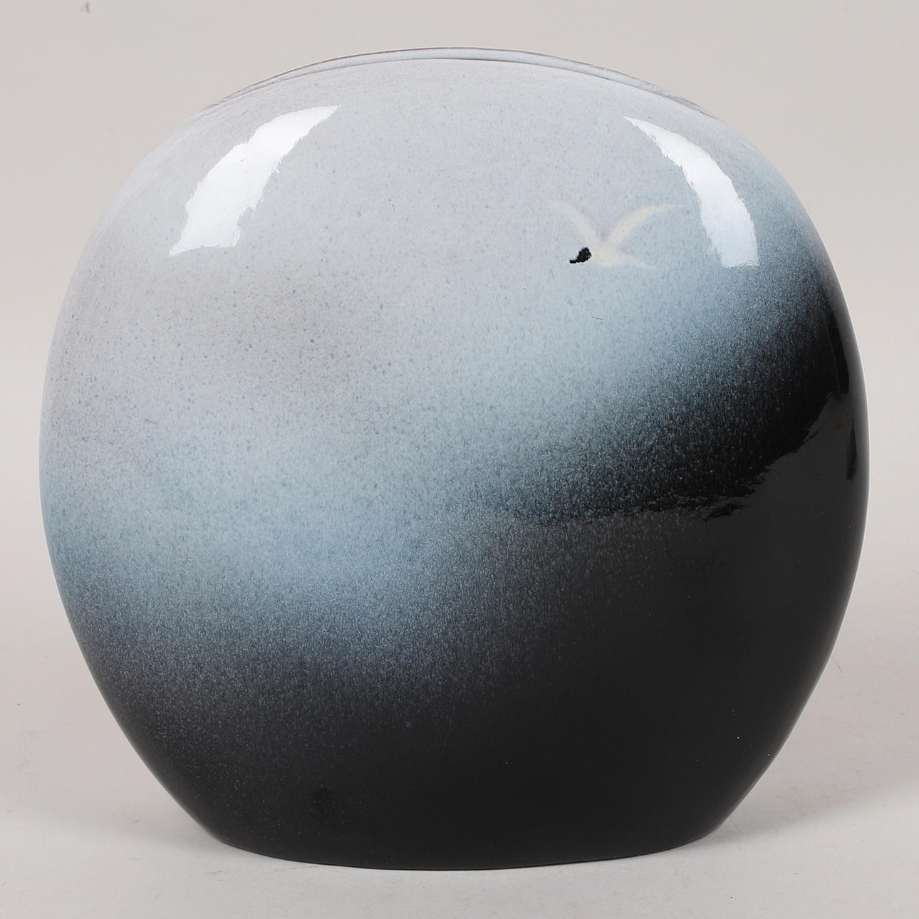 THOMAS HELLSTRÖM. Vas, stengods, Måsen, Nittsjö.