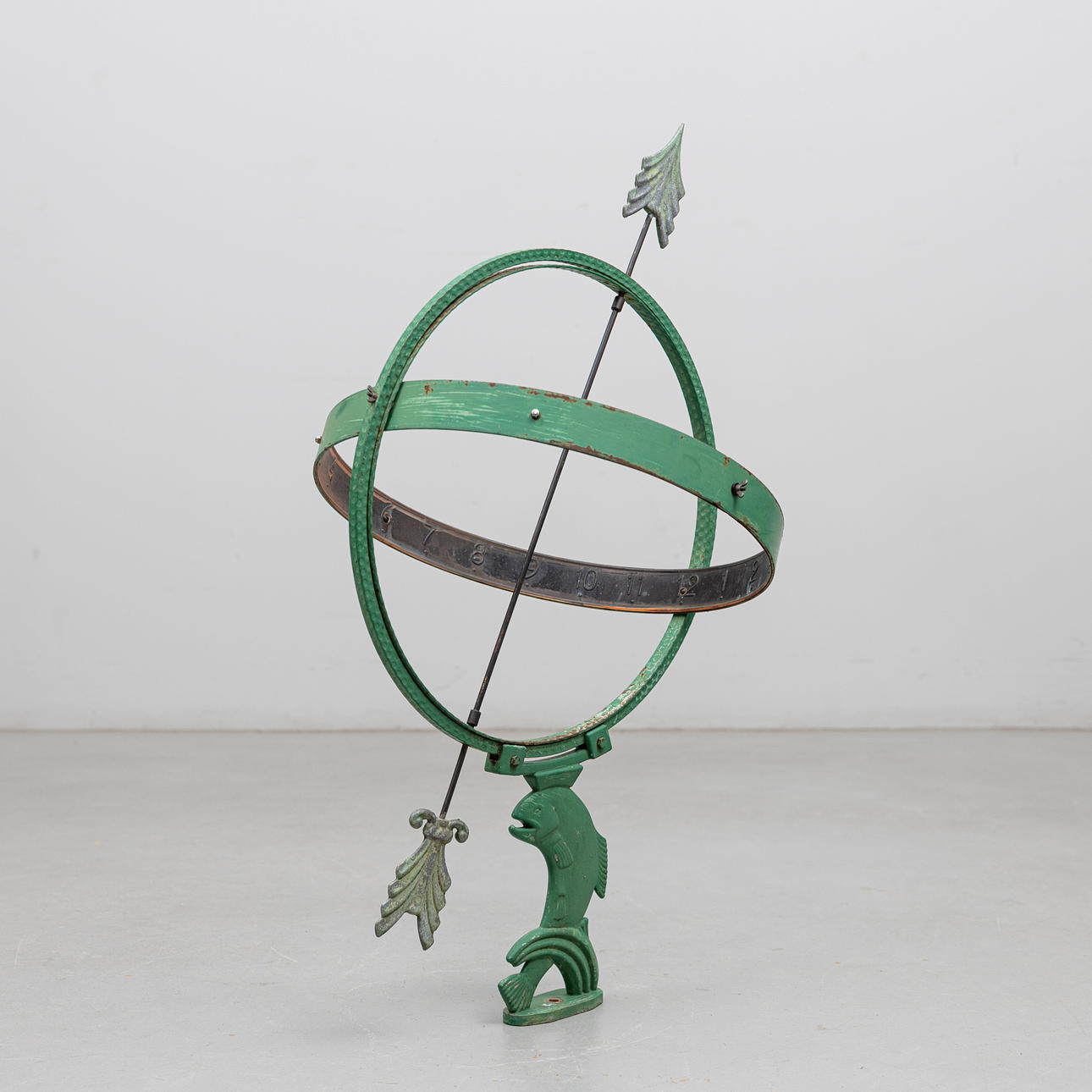 SOLUR. Grönlackerad metall, för montering på sockel.