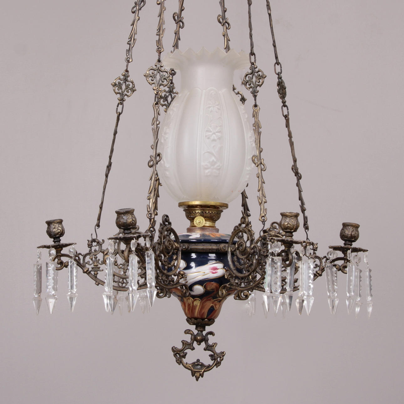 TAKFOTOGENLAMPA, majolika, omkring sekelskiftet 1900.