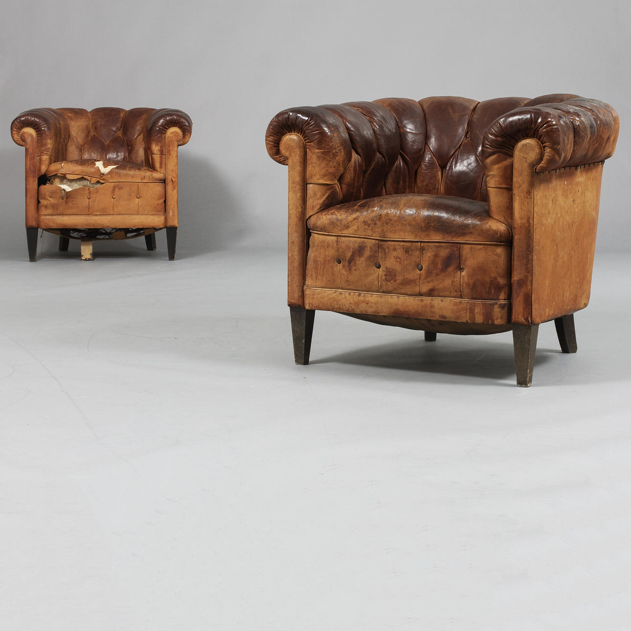 CLUBFÅTÖLJER, ett par, 1900-talets första kvartal.