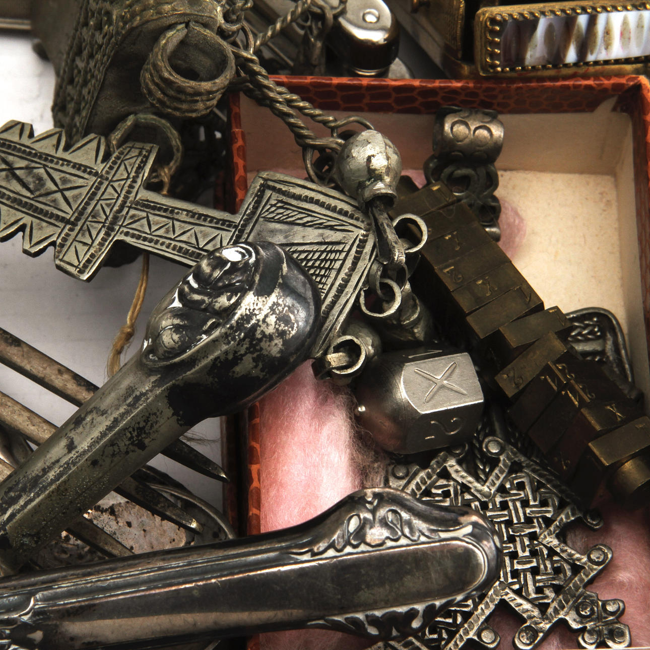 FÖREMÅL i vitmetall.