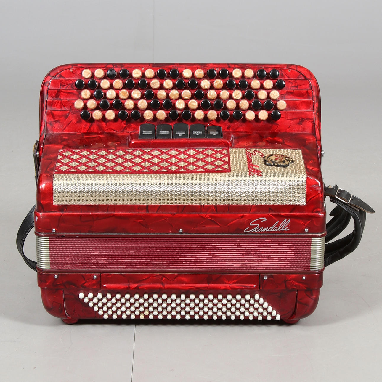 Ein 3-saitiges Akkordeon, Scandalli, Italien.