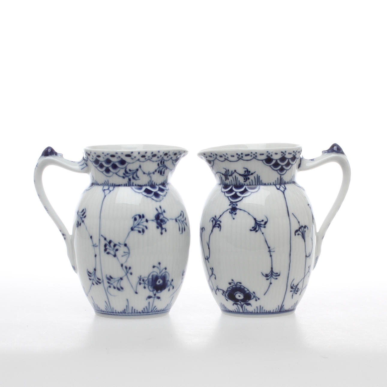 MJÖLKKANNOR, 2 st, porslin, "Musselmalet", Royal Copenhagen.