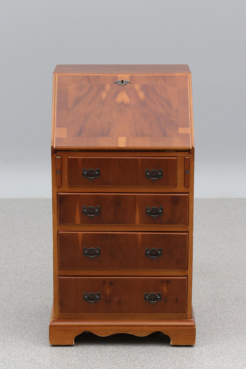 SEKRETR. Eibe und Mahagoni. Englischer Stil, zweite Hlfte des 20.  Jahrhunderts. Mbel - Schrnke & Regale - Auctionet