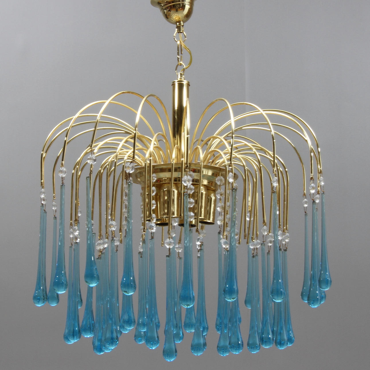 LJUSKRONA med färgade glasdroppar, 1900-tal. Höjd ca 60 cm.