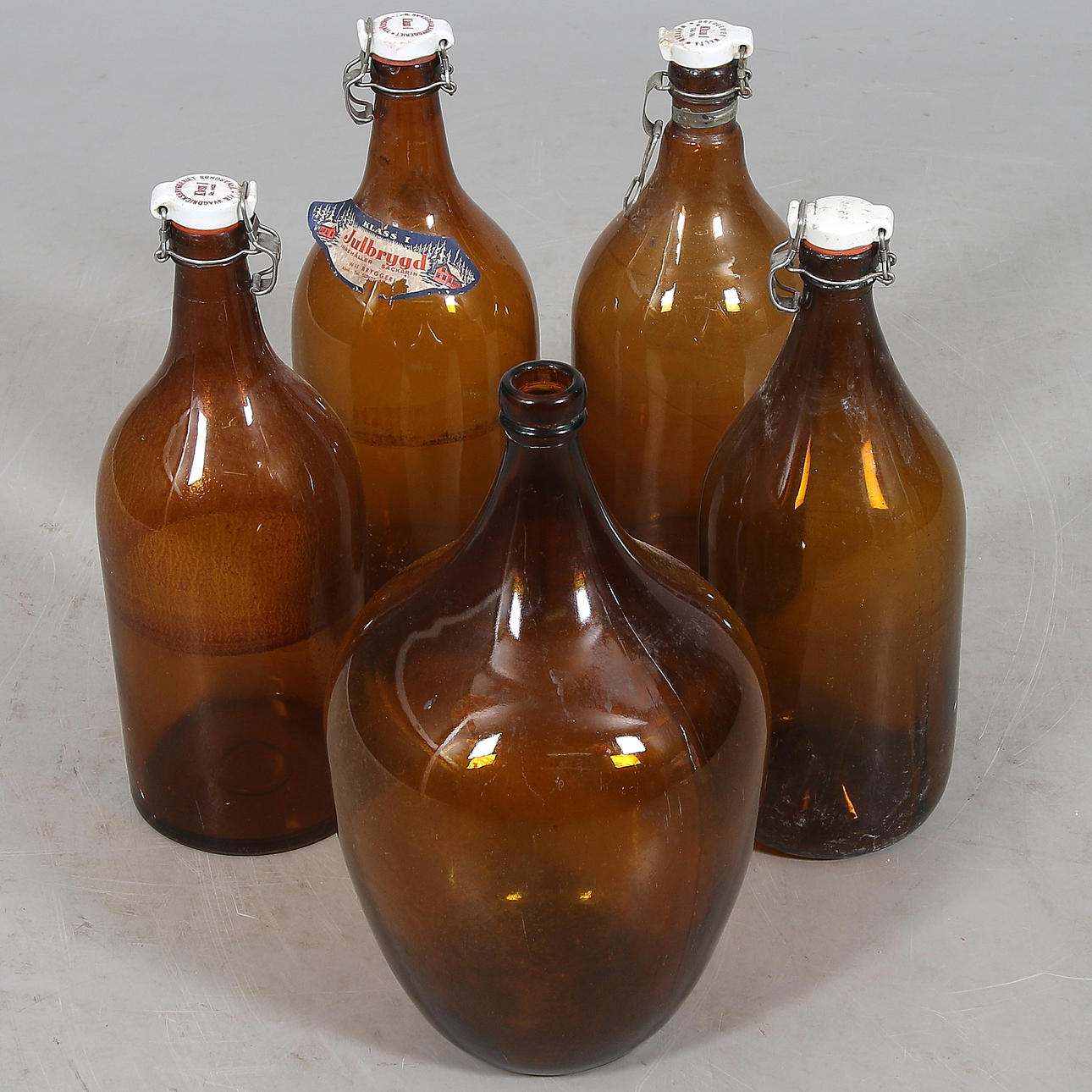 DAMEJEANNE samt BRYGGERIFLASKOR, 5 st, 1900-talets första hälft.