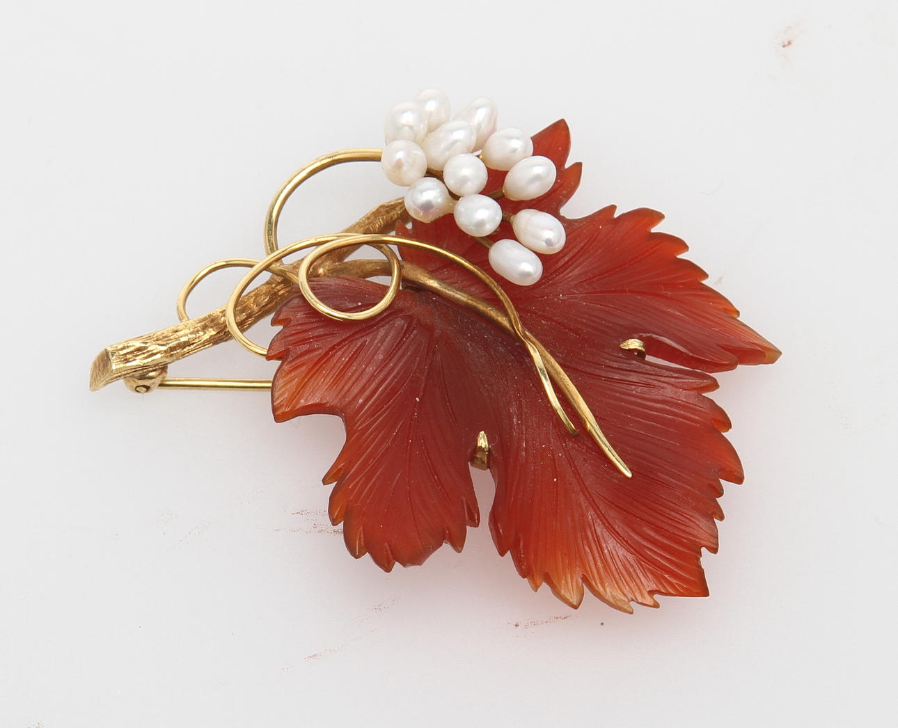 BROSCH, 18k guld samt bladformad karneol. Frankrike.