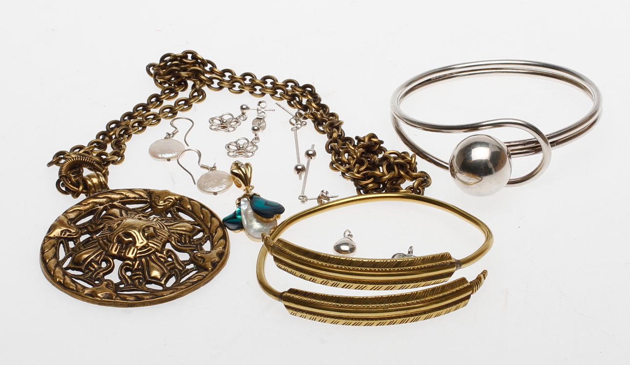 SMYCKEN, bl.a. silver, BROSCH och HALSSMYCKE, brons, Kalevala, Finland.