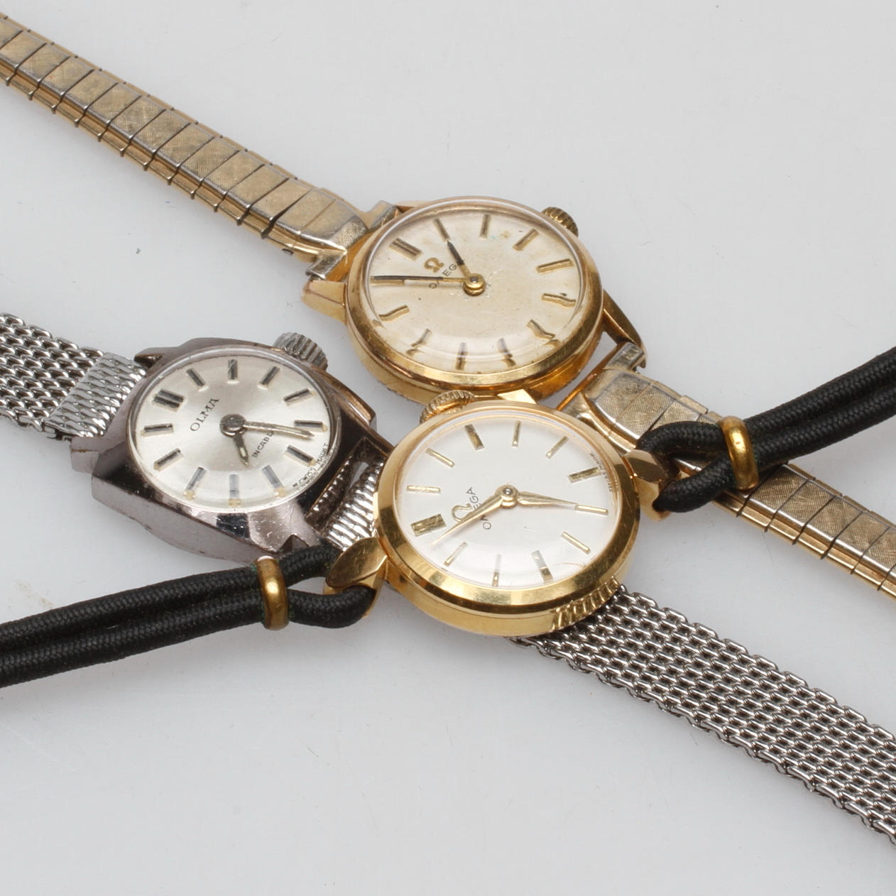 DAMARMBANDSUR, 3 st, Olma och 2 st Omega.