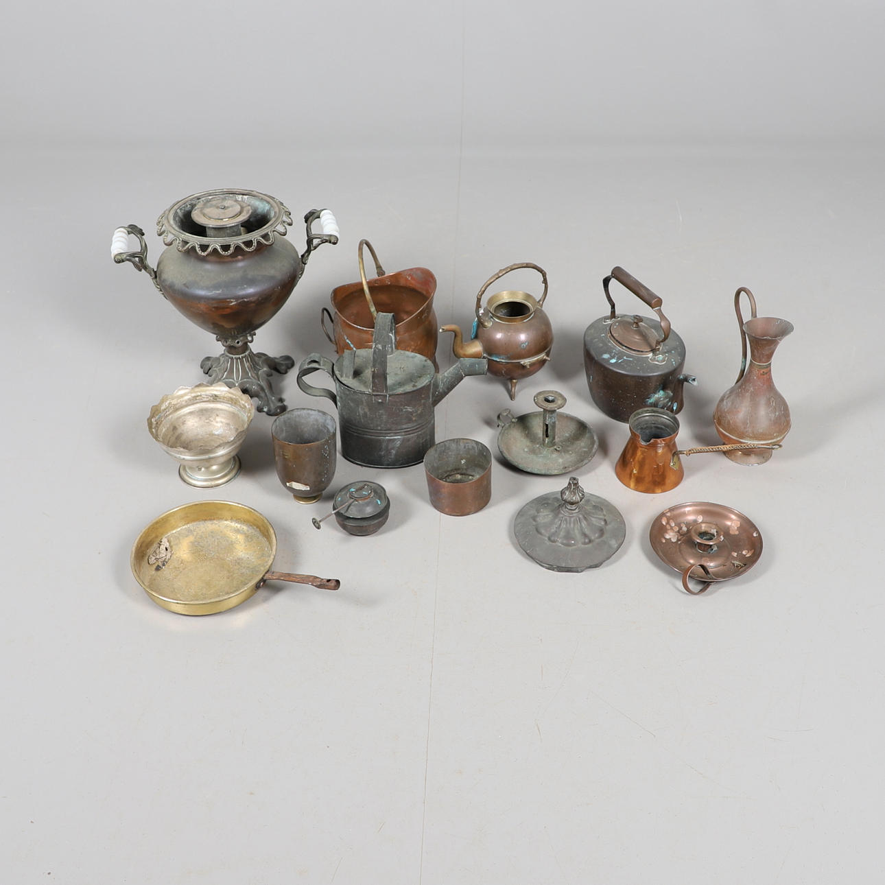 A QUANTITY OF 19TH CENTURY COPPER WARE.