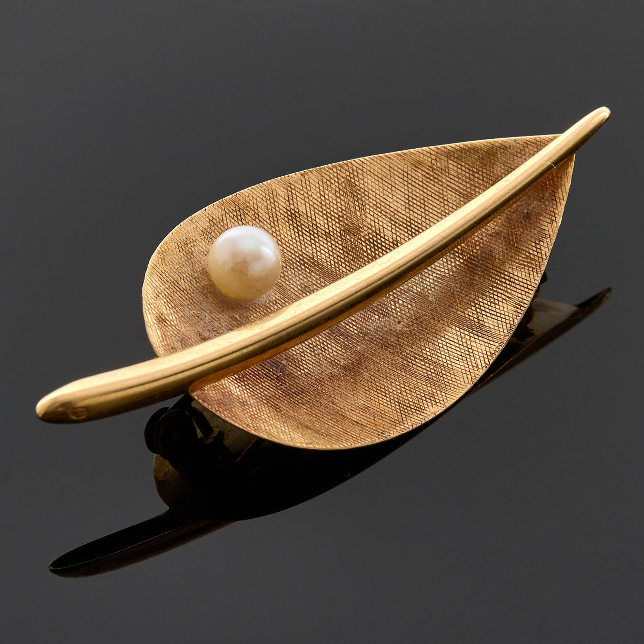 BROSCH, 18k, i form av blad med pärla.