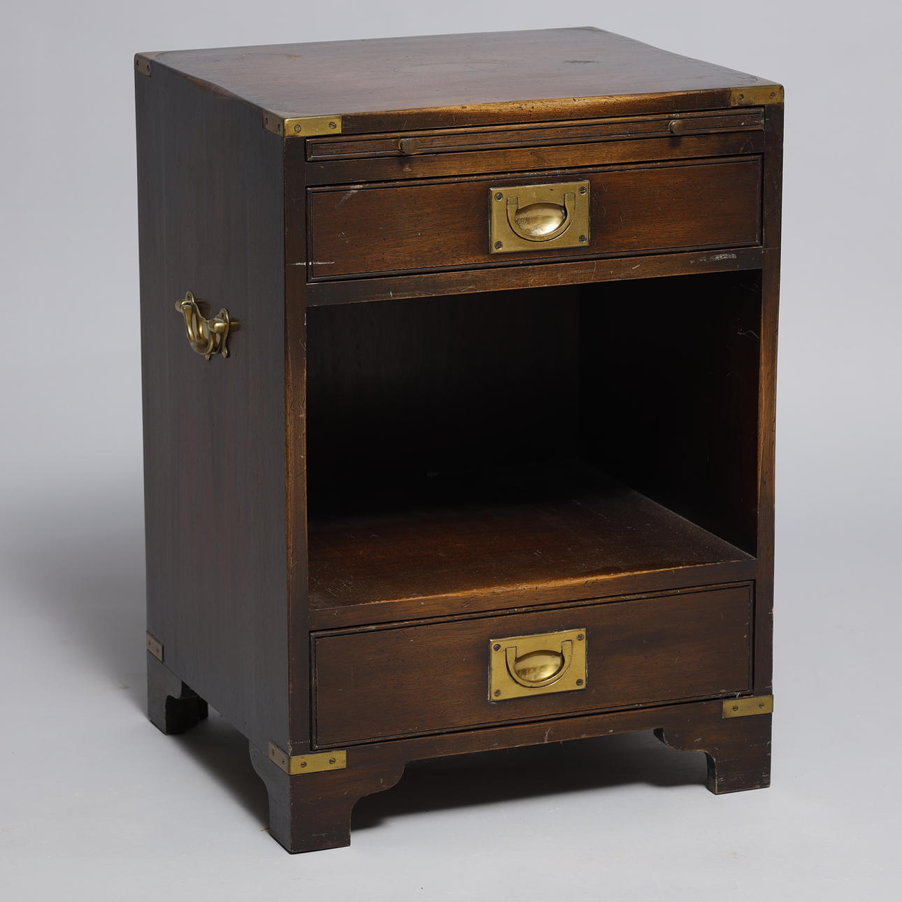 Módulo de cajones de estilo militar con placa extraíble, Bevan Funnell, Inglaterra.