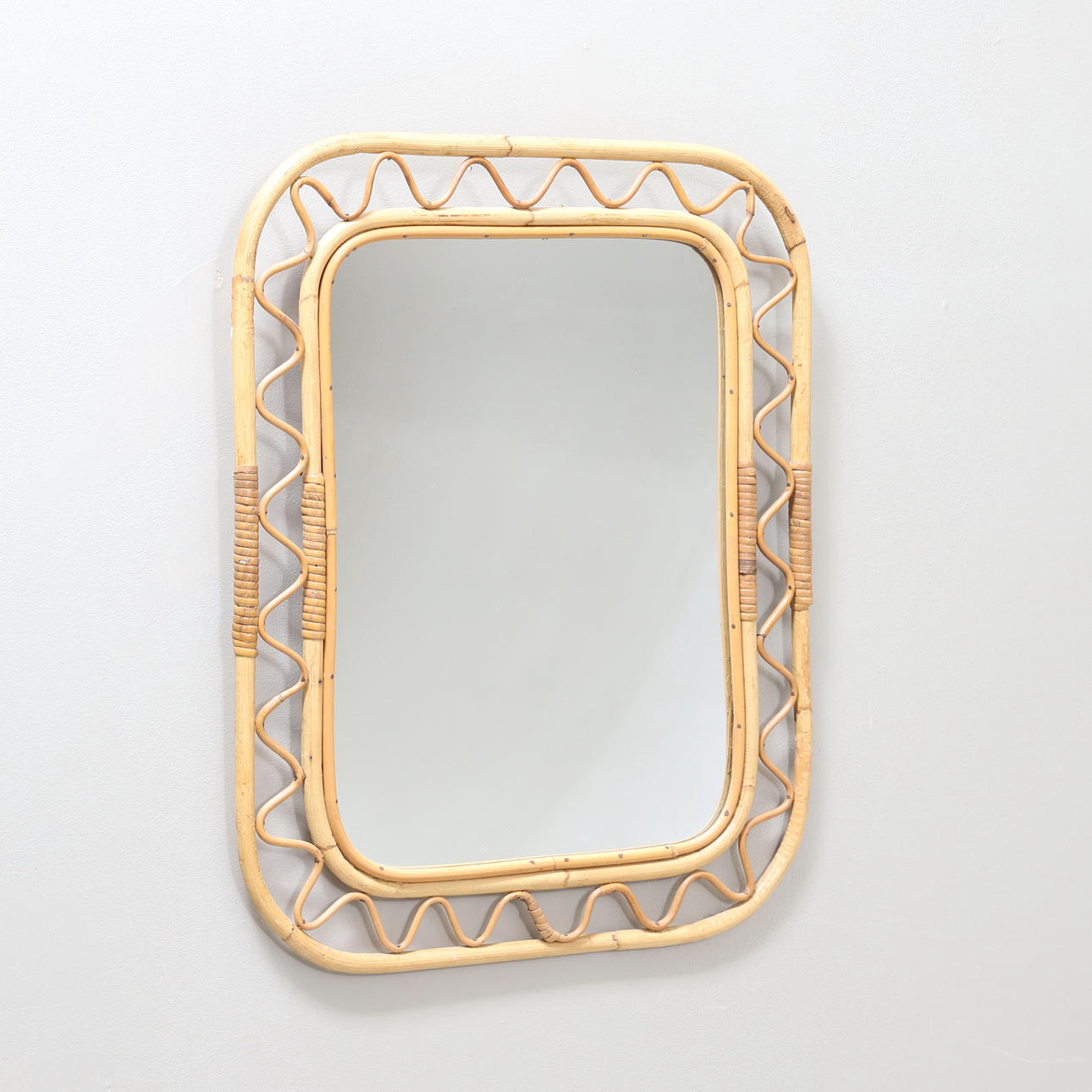 Moderner schwedischer Spiegel, Bambus und Rattan, 1940er Jahre.