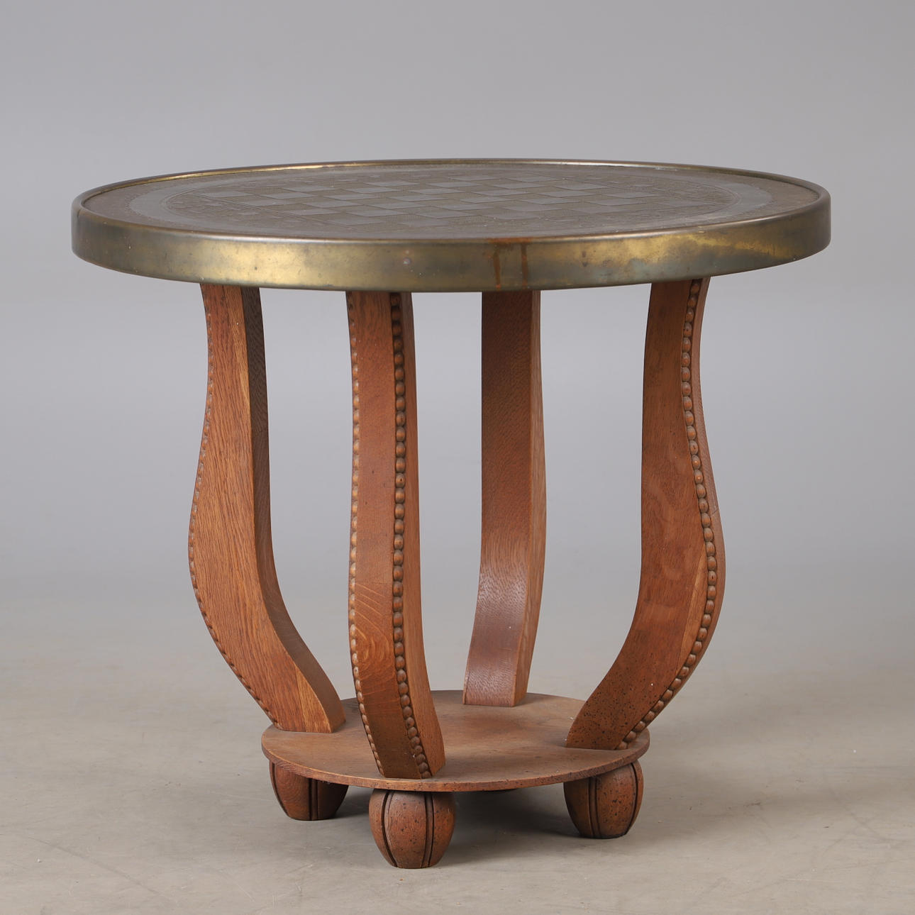 Ein Tisch, Eiche mit schachgemusterter Messingplatte, erste Hälfte des 20. Jahrhunderts.