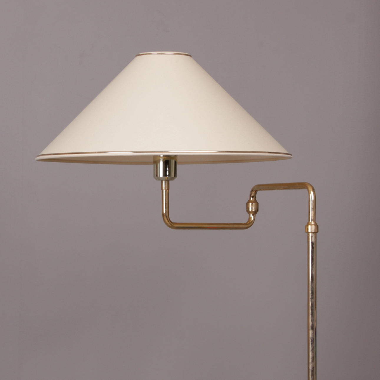 GOLVLAMPA, gulmetall, RAF, 1900-tal.