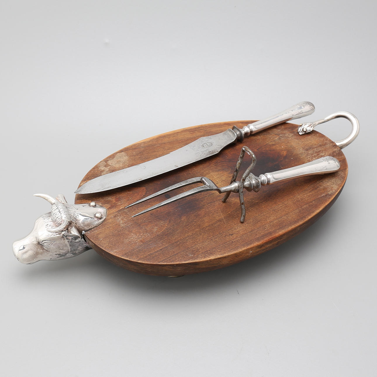 TRANCHERBESTICK (2) samt SKÄRBRÄDA, detaljer i nysilver, 1800/1900-tal.