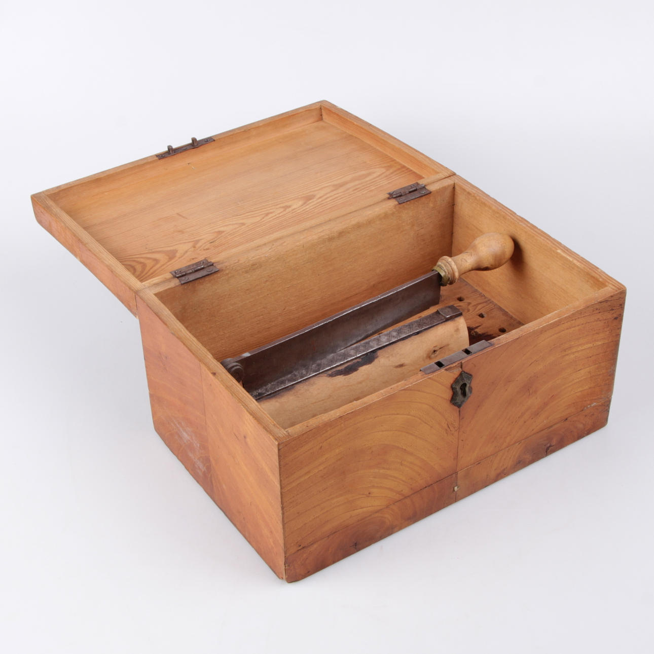 SOCKERSKRIN, fanerad furu, 1800/1900-tal.