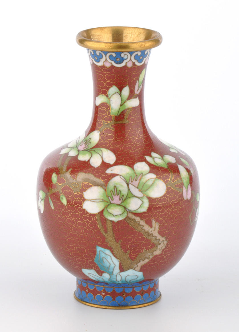 CLOISONNE-ENGHALSVASE. Inredning av blommande kinesiska körsbär på en röd bakgrund.