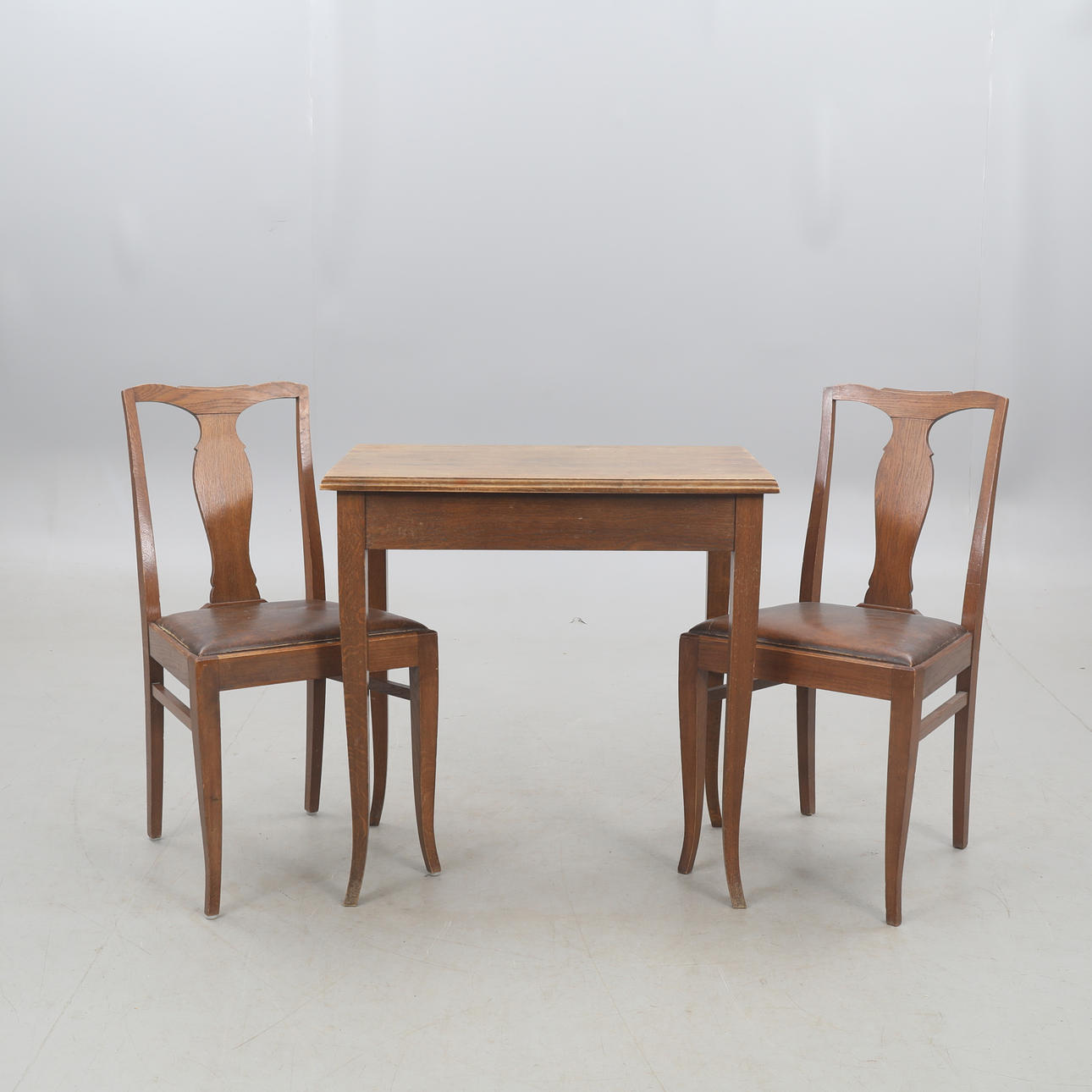 BORD med två stolar.