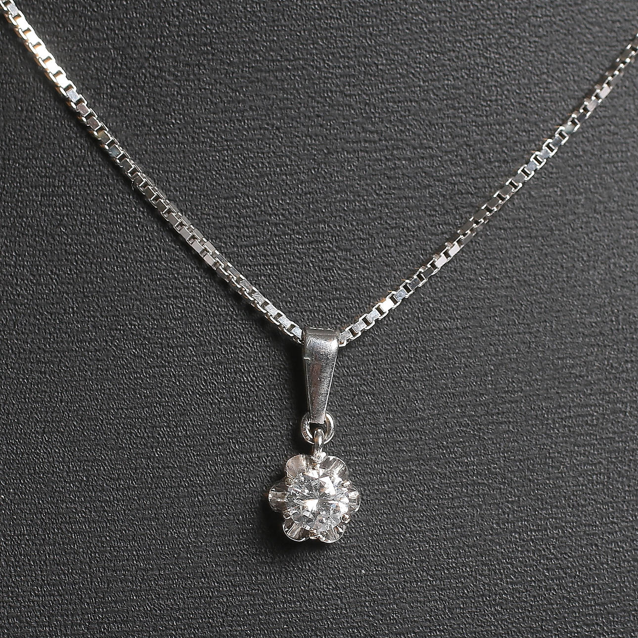 HALSKEDJA med HÄNGE, 18k vitguld med briljant 0,40 ct, w-si. Rune Thorell, Stockholm. 1976. Bruttovikt 5 gram.