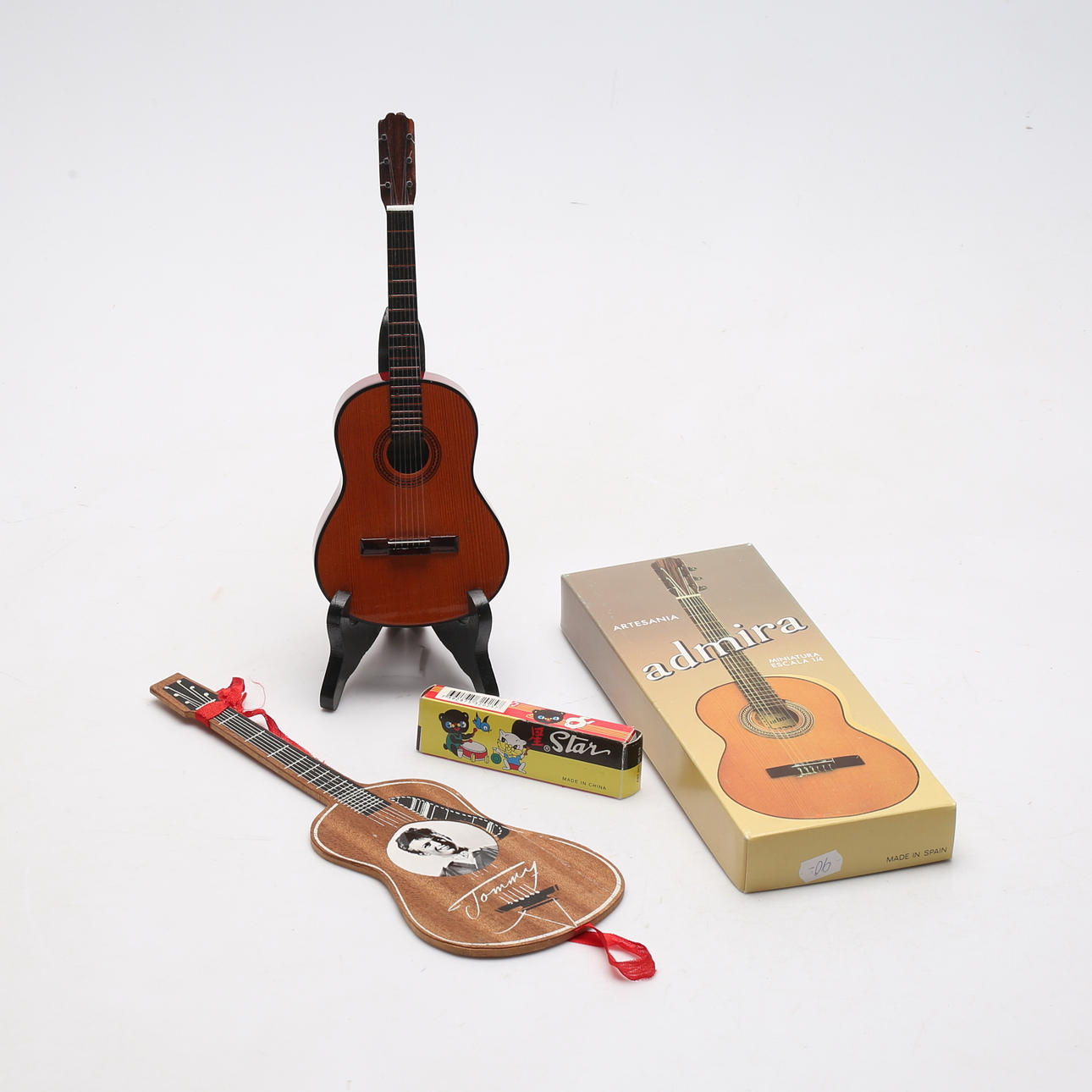 MINIATYRINSTRUMENT, 2 st och VÄGGTAVLA.