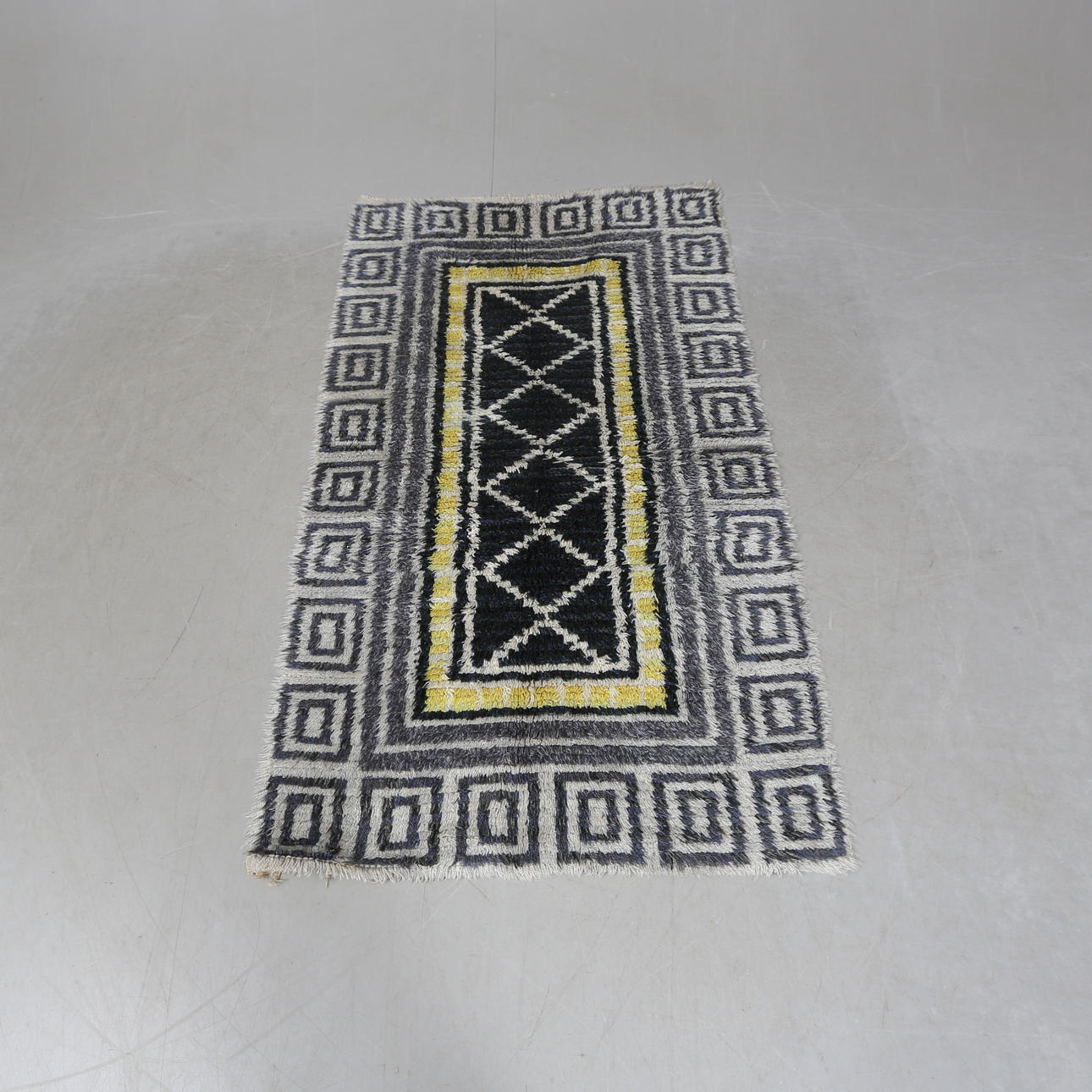 HULDA ANDERSSON. Ryamata, unsigned, ca. 170x100 cm.