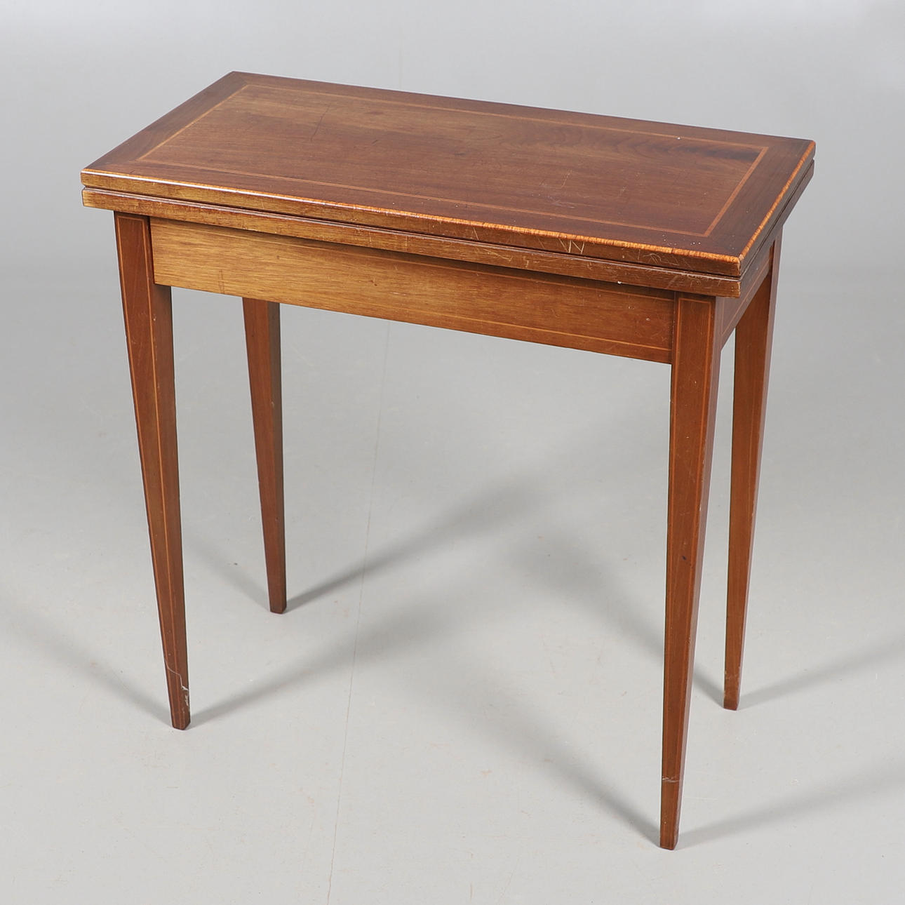 MESA DE CARTAS DE CAOBA EDUARDIANA.