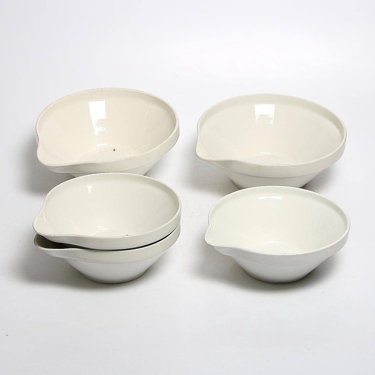 SPILLKUM / VISPSKÅLAR, 5 st, flintgods, 1900-talets första hälft.