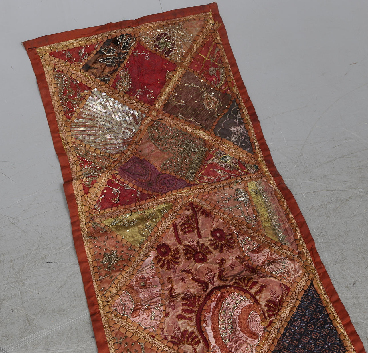 TEXTIL/BRODERI, siden. Sannolikt Persien. Semiantik/antik.