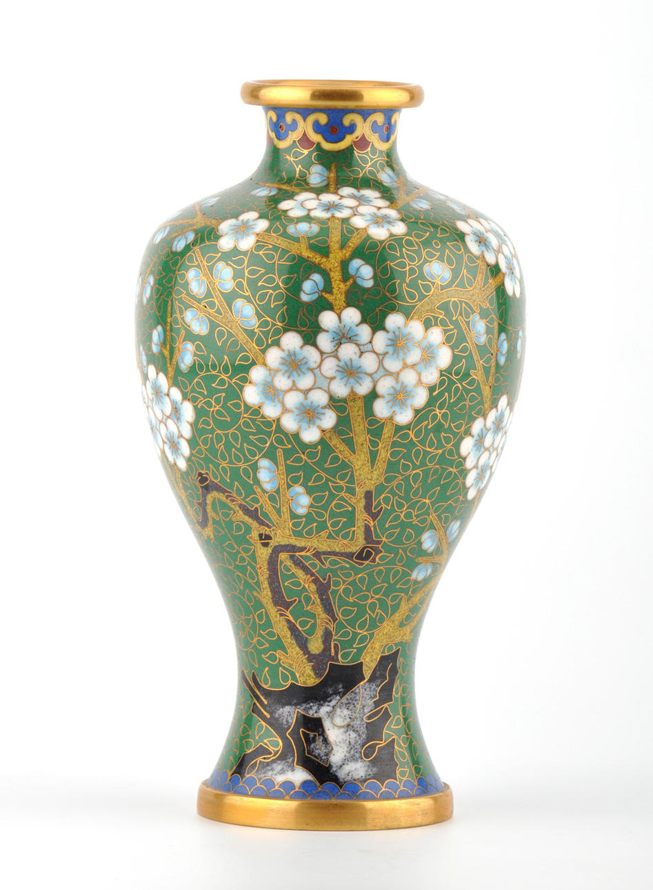 BALUSTERVASE, CLOISONNE. Grön bakgrund med utsmyckningen av kinesiska körsbärsblom.