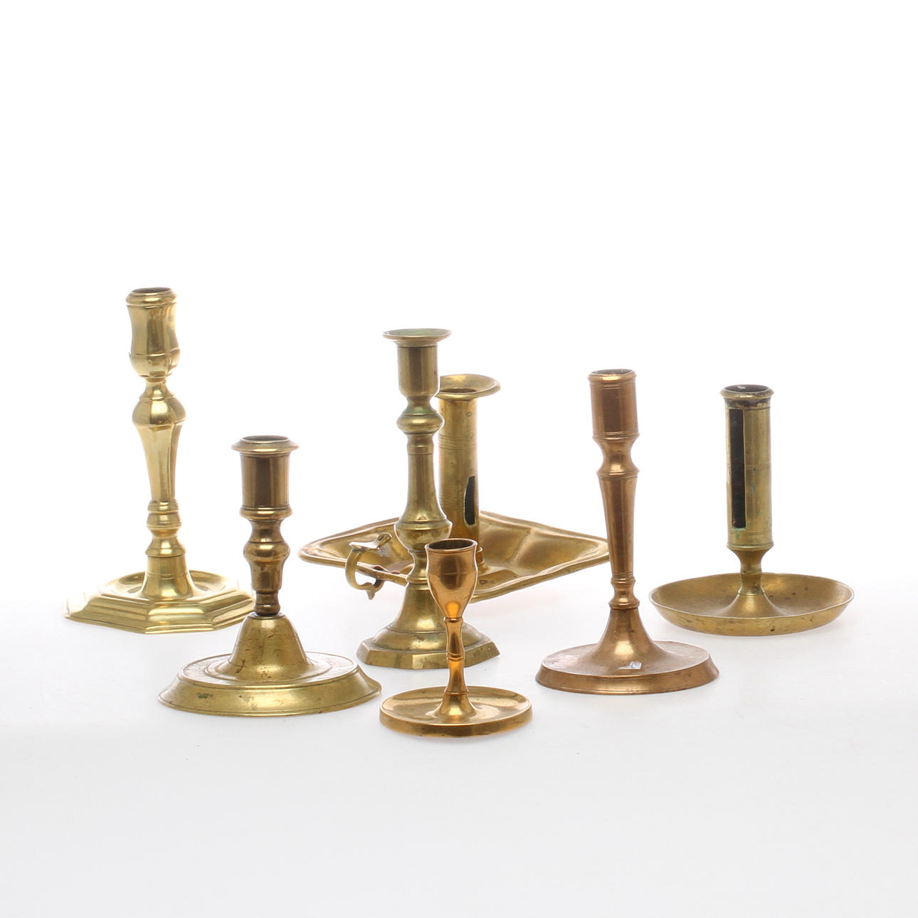 LJUSSTAKAR, 7 st, mässing, mestadels 1800-tal.