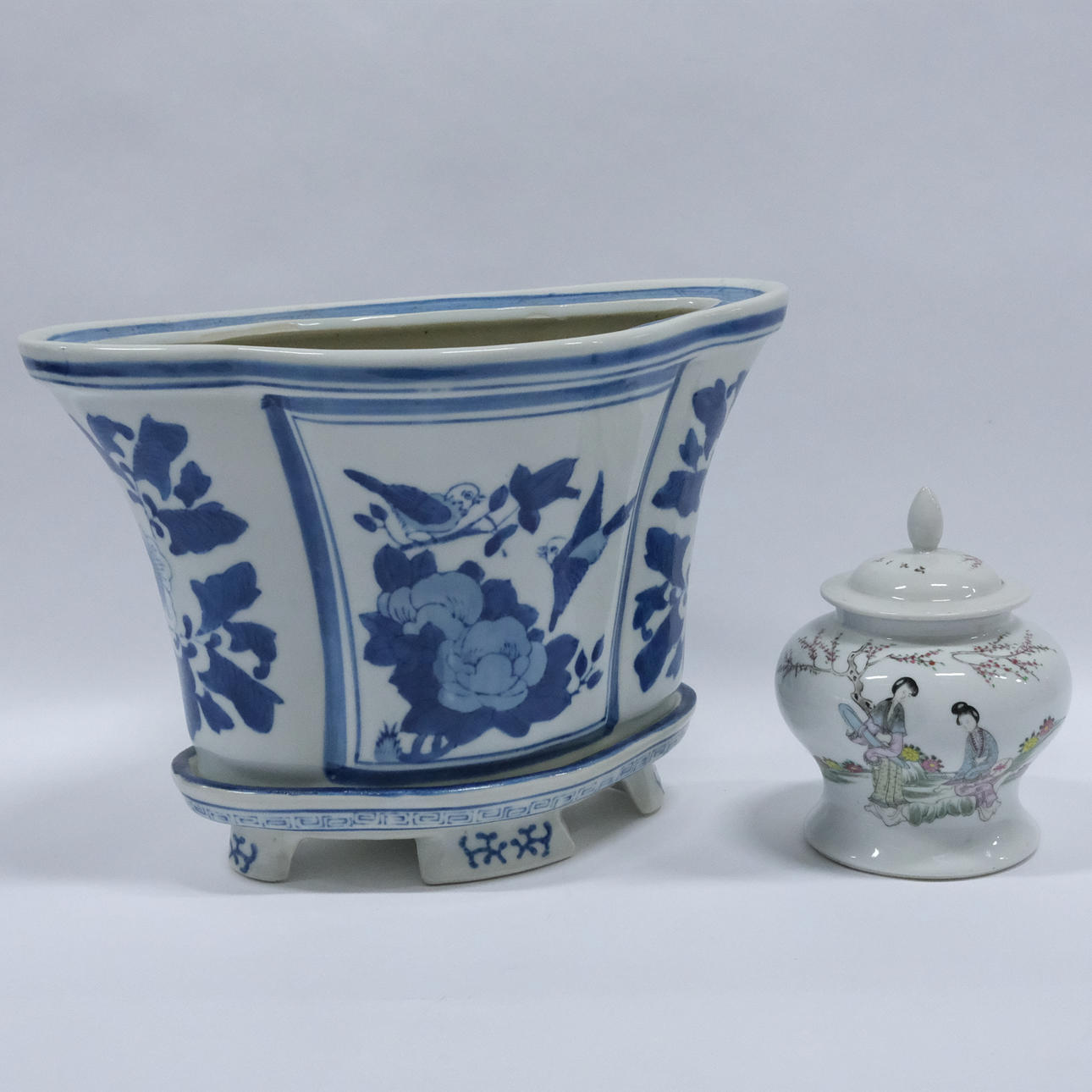 VASE AND LID URN. CHINA, 20TH CENTURY.