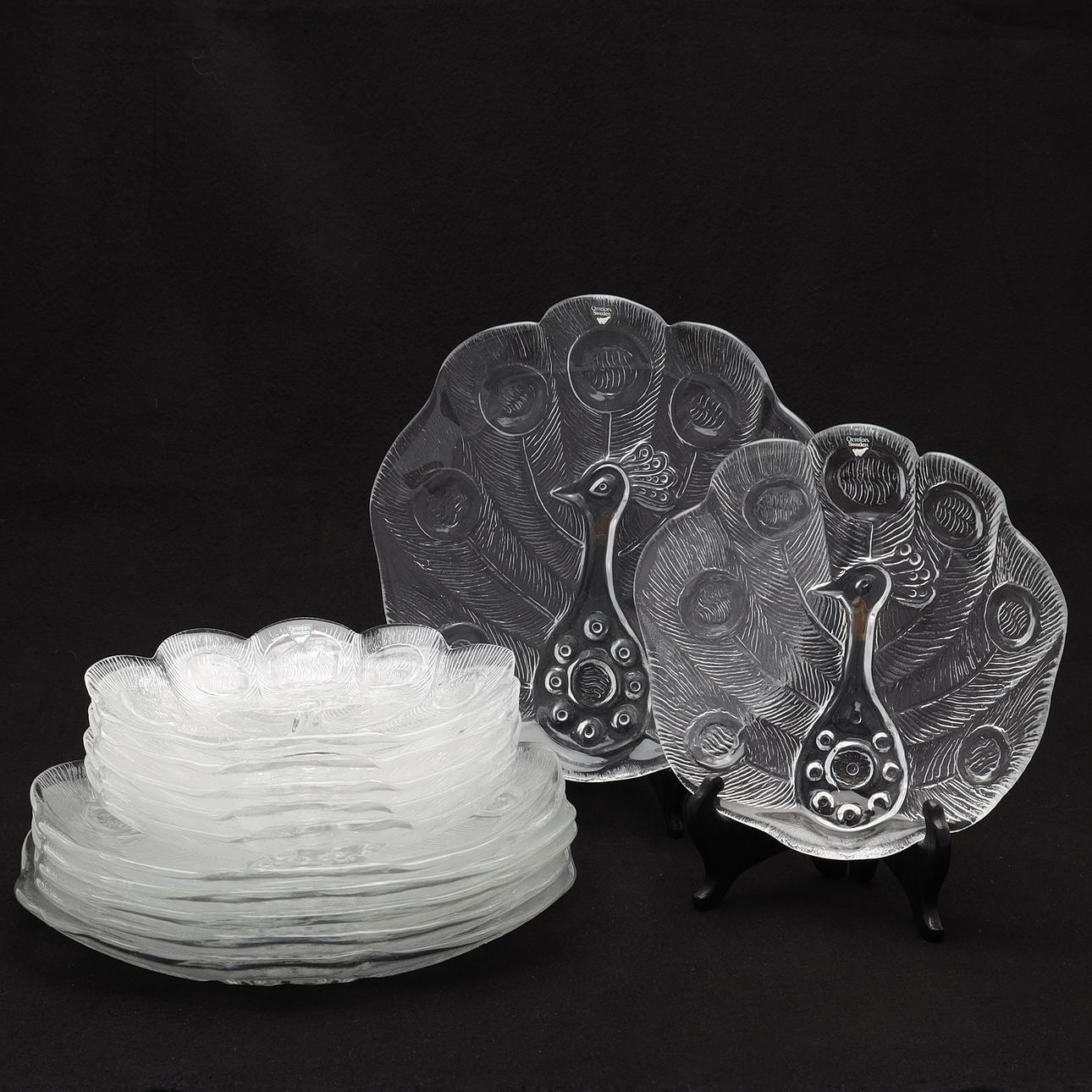 LARS HELLSTEN. tallrikar, 12 delar, glas, "Påfågel", Orrefors.