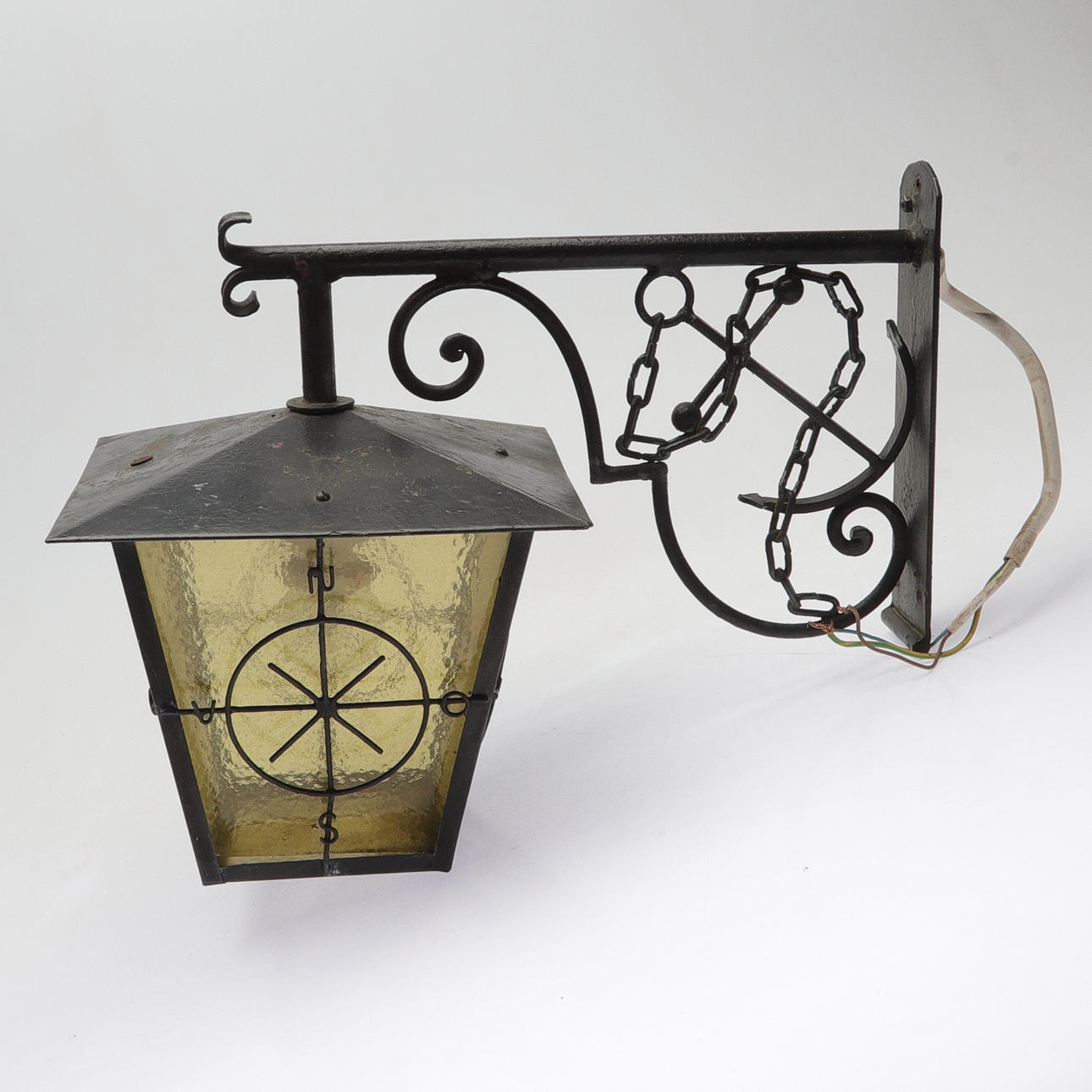 VÄGGLYKTA, smide/glas, 1900-talets andra hälft.