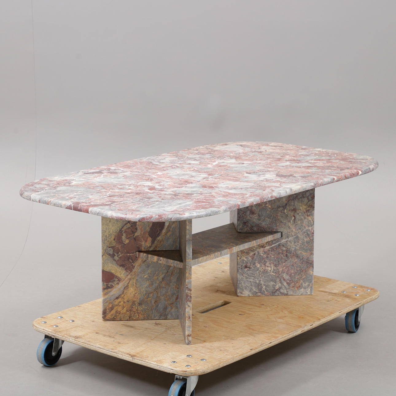 UNA MESA DE MÁRMOL, 4 piezas, década de 1980.