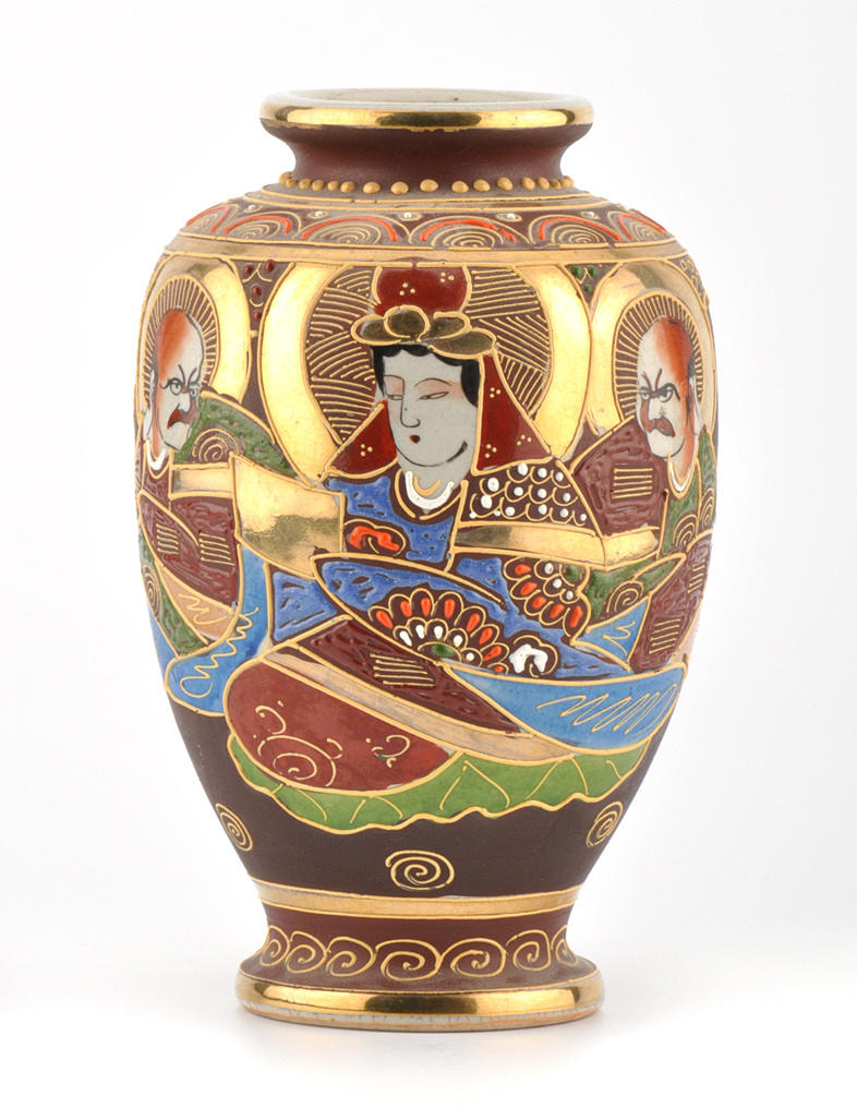 JAPAN, SATSUMA, SCHULTERVASE. Baksidan är dekorerad med en linjalscen runt omkring.