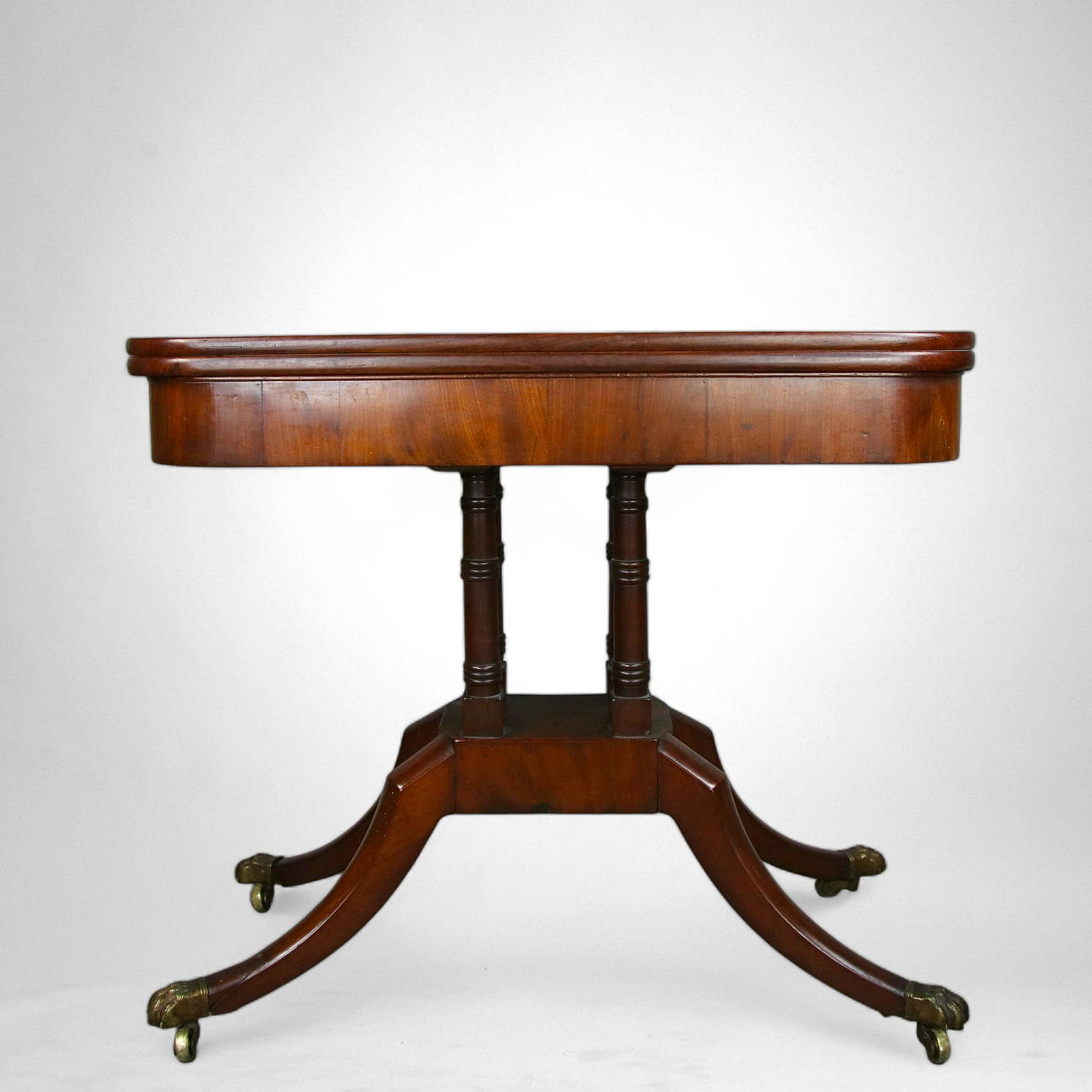 Pelipöytä, jossa pelinappuloita, backgammon, mahonki, karuseller, leijonamaskaronit, 1800-tal.