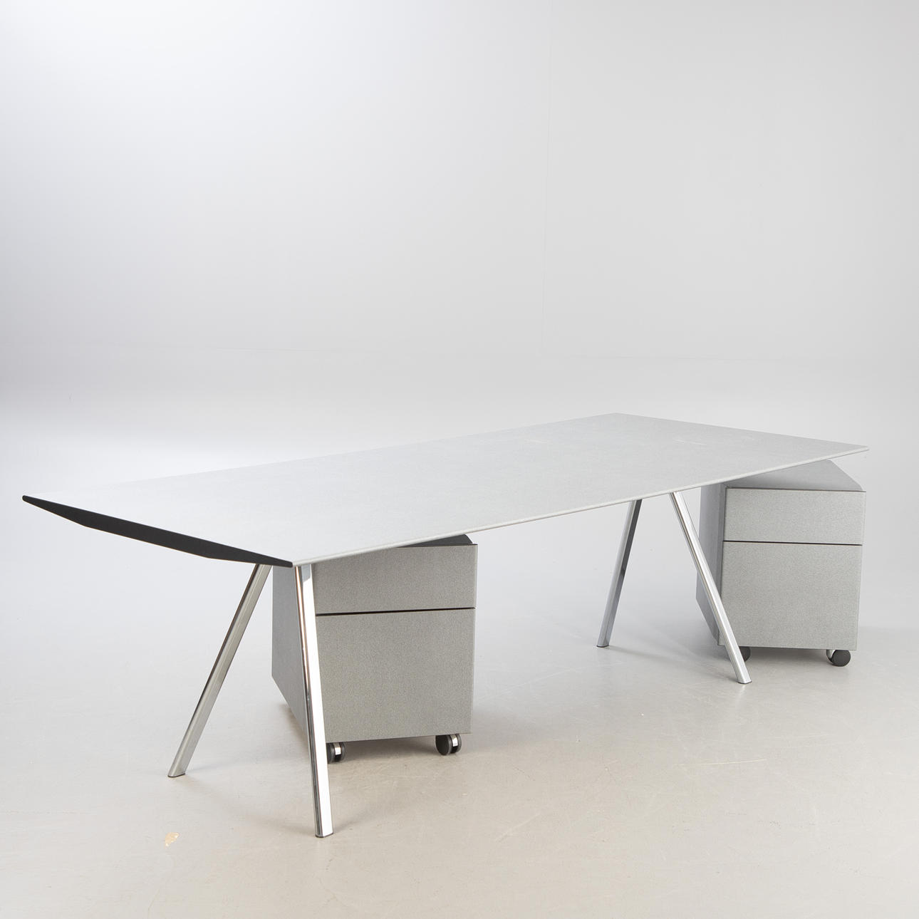 HANS EICHENBERGER. Tisch Wogg 7 mit 2 Rollcontainern.