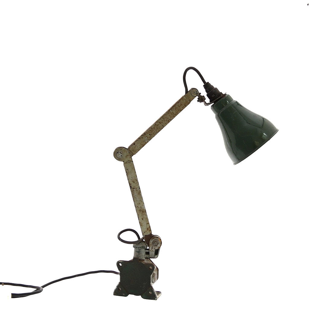 A VINTAGE INDUSTRIAL ANGLEPOISE LAMP.