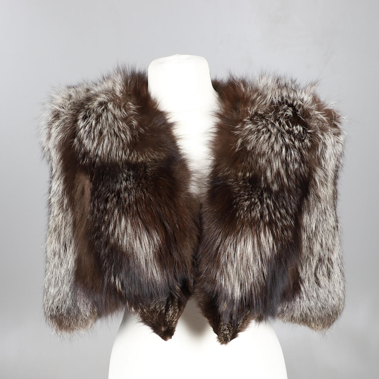 A VINTAGE SILVER FOX FUR CAPE.