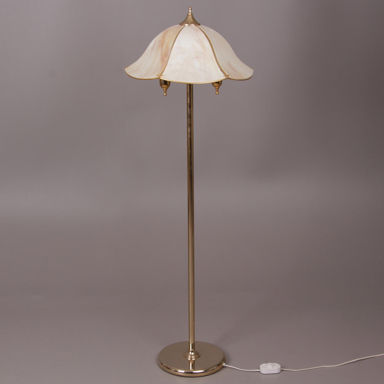 GOLVLAMPA, gulmetall samt glas, 1900-tal.