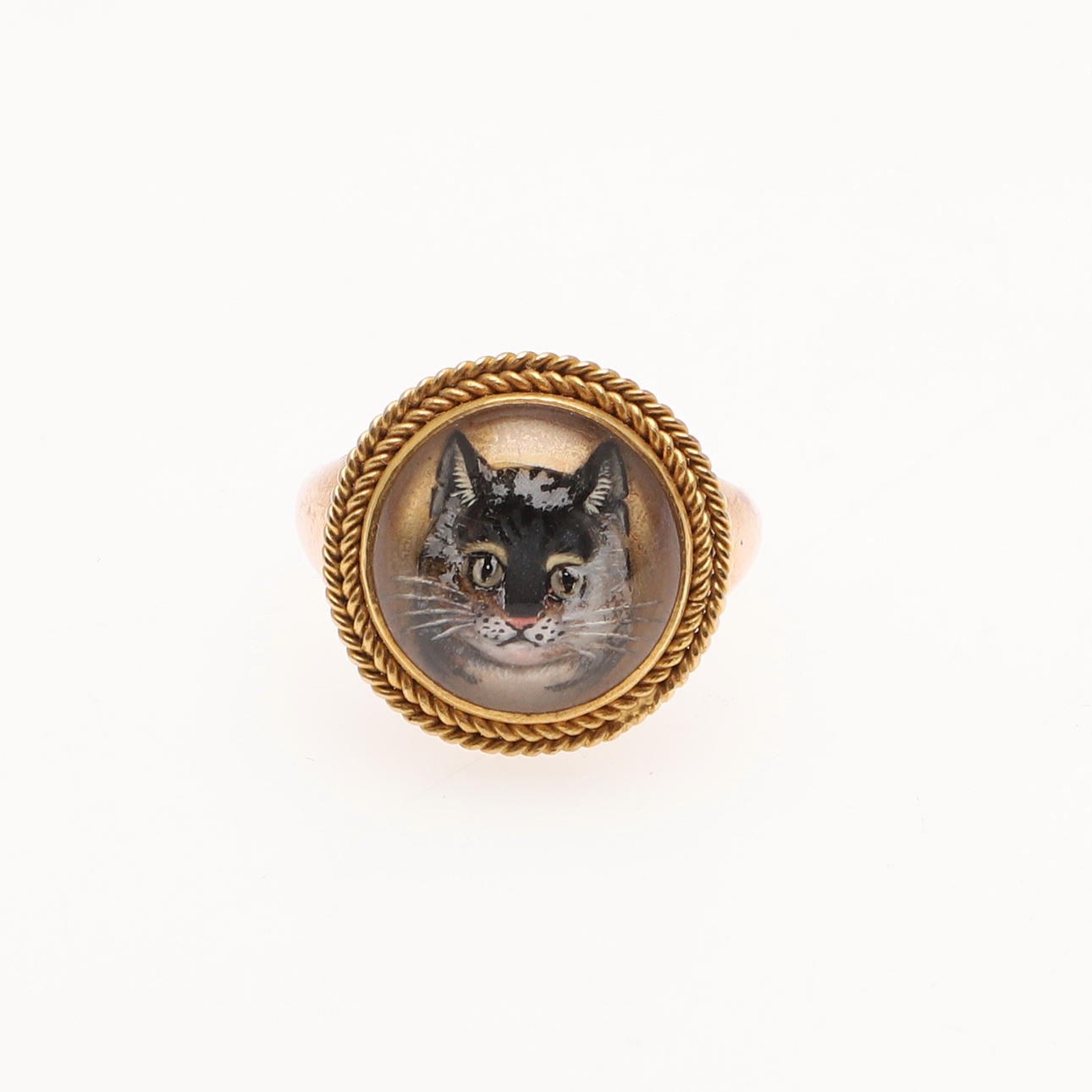 A VICTORIAN ESSEX CRYSTAL REVERSE INTAGLIO CAT RING.