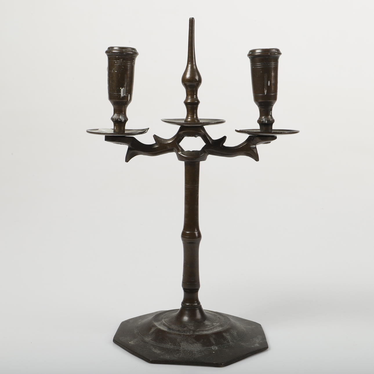 Candelabro, bronce, estilo barroco.