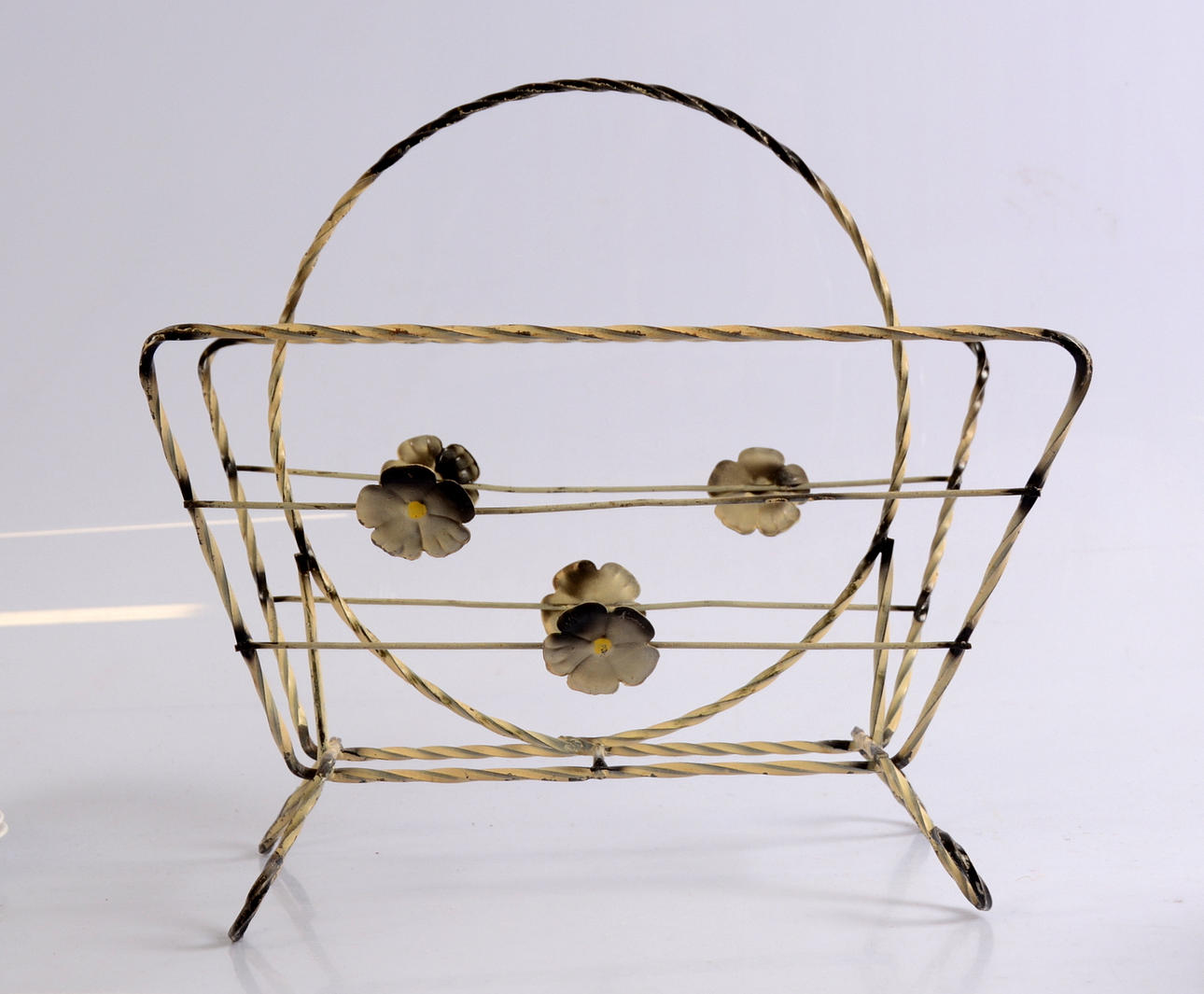 Tidningsställ i smide.