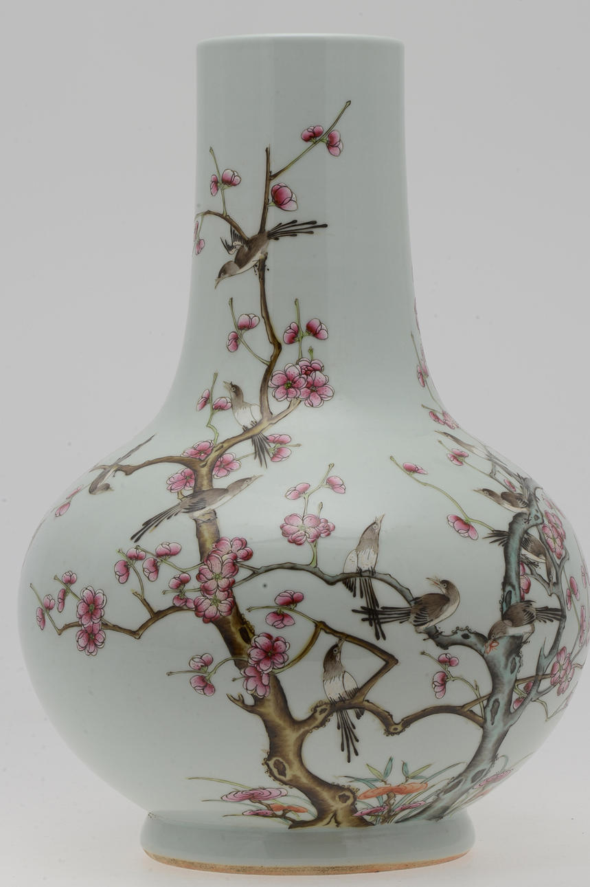 URNOR, ett par, porslin, Kina, 1900-tal.